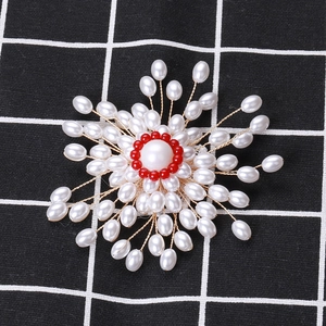 Détail macro d'une broche fleur en perles faite main avec tissage de fil doré complexe
