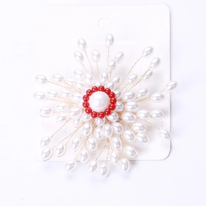 Vue détaillée d'une broche fleur en perles faite main sur une carte de présentation