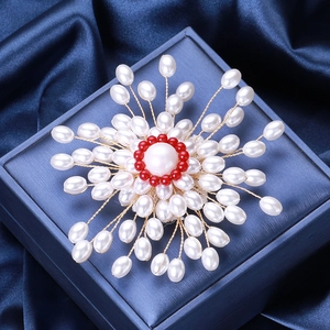 Détail macro d'une broche en perles tissées à la main sur un coffret à bijoux bleu marine