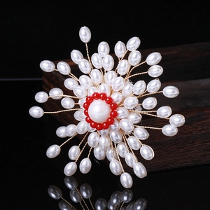 Broche ronde faite main avec perles d'imitation blanches et centre floral en perles