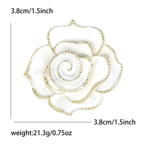 Broche camélia élégante en émail blanc avec bords dorés, taille 3,8 cm, poids 21,3 g