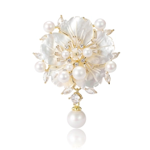 Broche camélia de luxe avec pétales en nacre et perles sur monture dorée élégante