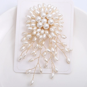 Élégante broche en perles faite à la main avec fil d'or et design floral à glands