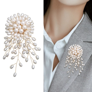 Broche fleur perle dorée avec pampilles en perles synthétiques pour vestes et blazers