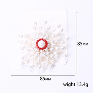 Broche circulaire en perles tressée à la main avec perles rouges et design floral
