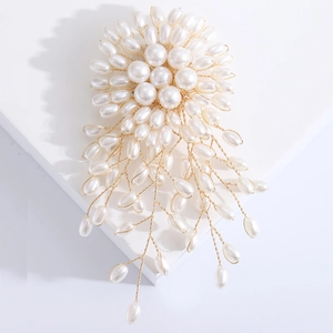 Broche Fleur en Künstliche Perle d'Imitation Faite à la Main Avec Gland Épingle en Fil d'Alliage pour Costumes Blazer Mariage Bijoux
