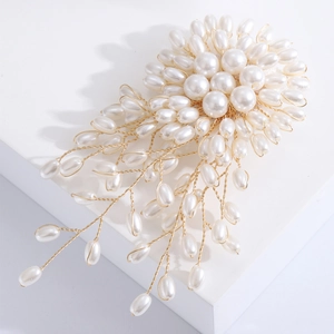 Détail macro de la broche en perles faite main avec des fils métalliques dorés tissés