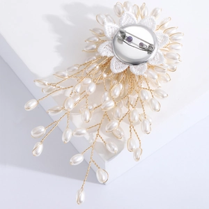 Broche fleur en perles faite à main avec franges en fil d'or pour manteaux et costumes