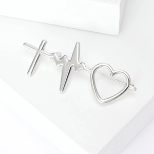 Broche battement de coeur en argent poli avec design combiné de croix et de coeur