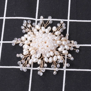 Luxus Handgewebte Imitationsperle Kristall Blume Brosche Für Damen Gold Legierung Hochzeit Bankett Elegant Blumennadel