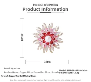 Détail de la broche fleur avec zircons roses et perle, base en cuivre de 38 mm de large