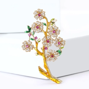 Exquise broche fleur de prunier dorée avec zircons micro-pavés et feuilles en émail