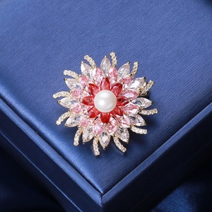 Broche fleur scintillante avec perle et pétales de zircon rose sur boîte à bijoux