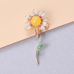 Elegant daisy brooch with micro-set cubic zirconia and amber-colored center stone
