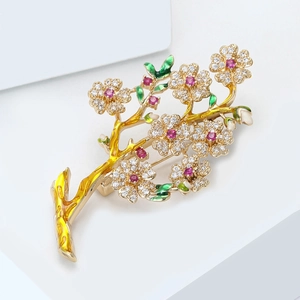 Broche branche de prunier de style chinois avec zircons rouges et émail vert élégant