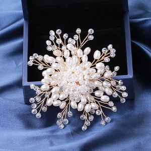 Eleganter handgefertigter Blumen-Brosche mit Perlen und Kristallen auf Samtbox