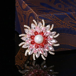Broche tournesol dorée avec cristaux de zircon, perle élégante et pompons fluides