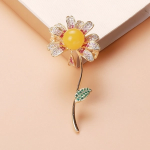 Detail of elegant daisy brooch featuring zircon micro-pave petals and yellow amber-like core