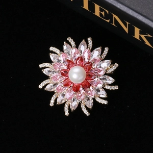 Gros plan de la broche florale avec perles et zircons sur fond de velours noir