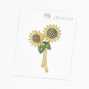 Detailopname van zonnebloemspeld met gele kristallen en groene strass op displaykaart
