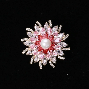 Détail macro d'une broche fleur en zircon avec perle centrale et cristaux dégradés