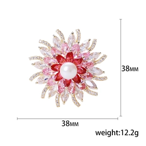 Broche fleur élégante avec perle centrale et zircons colorés sur fond blanc