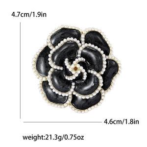 Dimensions détaillées de la broche camélia en émail avec perles blanches et noires