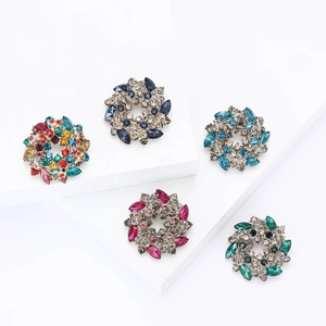 Vintage Alloy Flower Wreath Brooch For Women Shiny Rhinestone Inlaid Floral Lapel Pin Elegant Jewelry Accessory For Sweaters Coats
