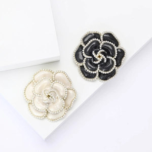 Broche Camélia Élégante en Alliage Émaillé Fleur Avec Accents de Fausses Künstliche Perles Broche Décorative pour Vêtements Femme