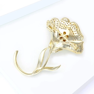 Détail du dos de la broche camélia avec placage doré et pétales ajourés
