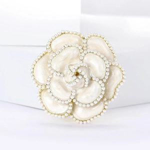 Élégante broche camélia avec pétales en émail crème et détails de micro-perles