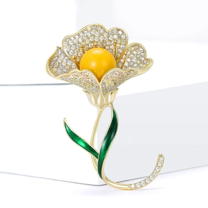Broche camélia luxueuse avec placage à l'or et zircons dans un design floral moderne