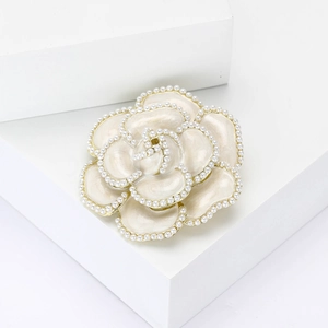 Broche camélia élégante avec émail blanc et bordure en perles sur base dorée