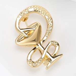 Detail der goldenen Anstecknadel Star of Life mit polierten und matten Texturen