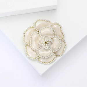 Broche camélia dorée élégante avec pétales en émail blanc et perles sur pierre