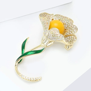 Broche camélia dorée élégante avec pierre jaune et détails en zircons pavés