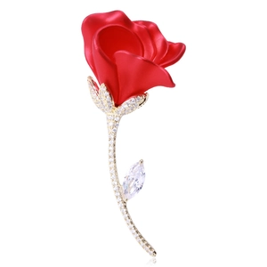 Détail de la broche rose rouge avec pétales mats et feuilles en zircone étincelante