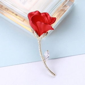 Broche Rose Rouge Romantique Français pour Femme en Cuivre Incrusté de Zirconia Fleur Épinglette de Luxe Élégant Accessoire de Manteau