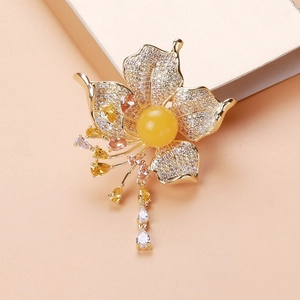 Luxurious Copper Flower Brooch With Micro-Inlaid Zirconia Tassel Pendant Elegant Floral Lapel Pin For Women Suit Coat Accessory