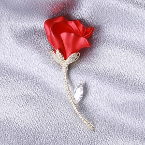 Broche élégante rose rouge avec zircon sur soie pour accessoires de manteau de luxe