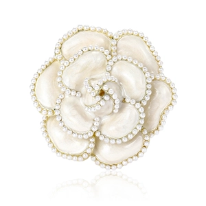 Broche camélia élégante avec pétales en émail blanc perle et bordure de perles