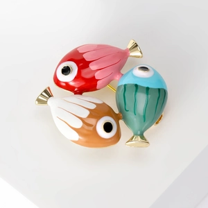 Drei süße Emaille-Fischbroschen in Rot, Orange und Blau mit goldenen Metalldetails