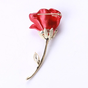 Détail du dos de la broche rose avec un fermoir de sécurité en métal doré sur fond blanc