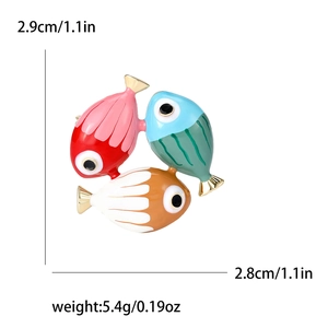 Brosche mit drei bunten Koi-Fischen aus vergoldeter Legierung, Maße 2,9cm x 2,8cm
