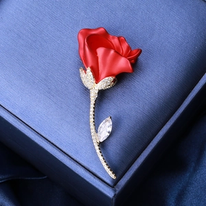 Broche élégante rose rouge avec détails floraux en zircon et alliage doré en boîte