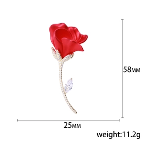 Élégante broche rose rouge avec détails floraux en zircon blanc pour femme, taille 58mm par 25mm