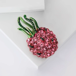 Funkelnde Drachenfrucht-Brosche mit rosa Strasssteinen und grünen Blattakzenten