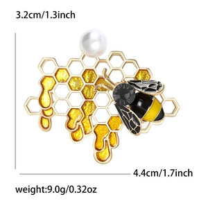 Detailed size view of the gold honeybee brooch with pearl and dimensions 3.2cm x 4.4cm