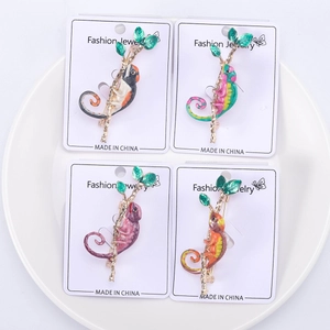 Détails de quatre broches caméléon colorées en émail et alliage sur cartes de support