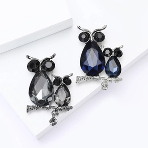 Squisite spille a forma di gufo con cristalli blu e grigi su base in lega d'argento